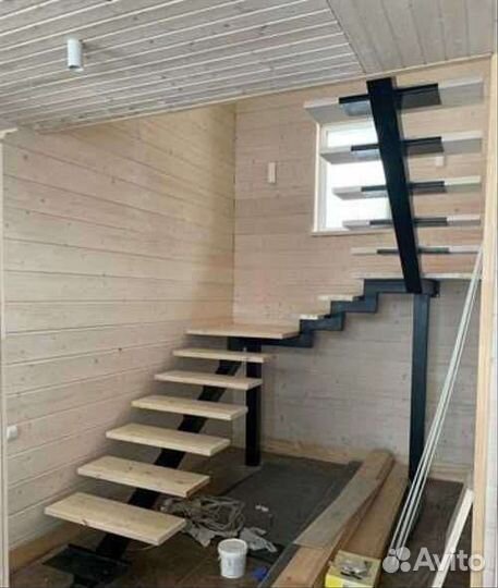 Лестница в дом на металлическом косоуре