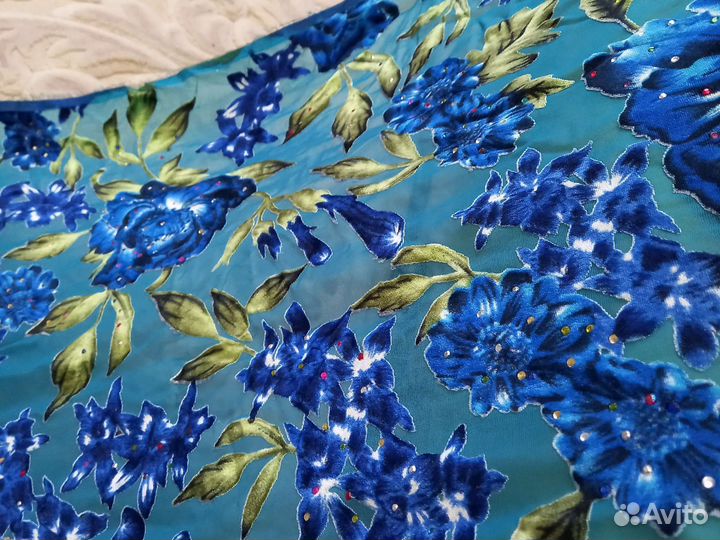 Материал шифон,очень красивый, переливаются цвета