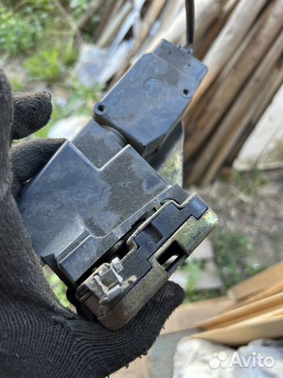 Замок двери задней митсубиси каризма