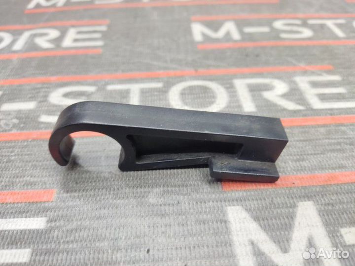 Держатель патрубка системы охлаждения