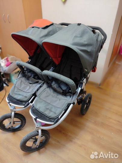 Коляска для двойни bumbleride