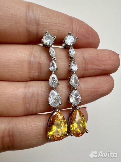 Длинные сверкающие серьги