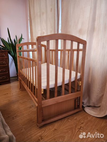 Детская кроватка с маятником