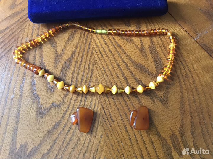 Янтарные бусы и запонки