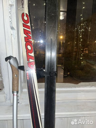 Беговые лыжи atomic и лыжные палки stc