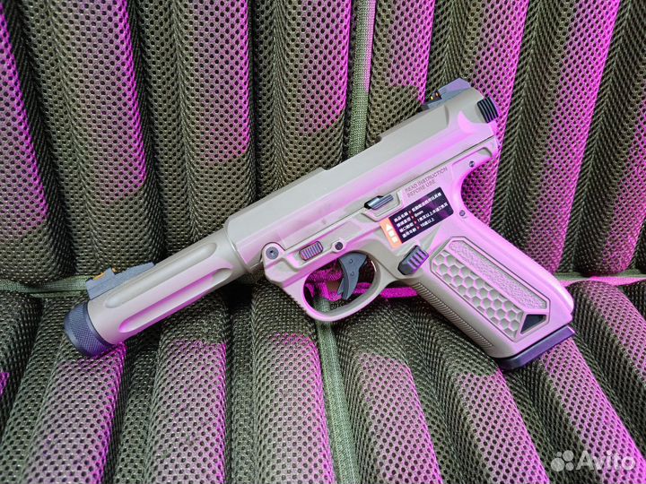 Страйкбольный пистолет (автомат)