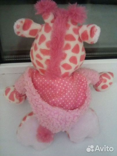 Жираф в розовой шубке