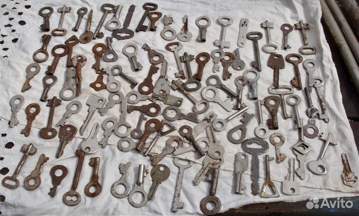 Коллекция: 100 старинных ключей от замков. ретро