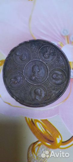 Настольная медаль