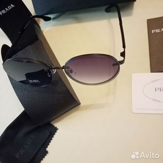 Солнечные очки Prada