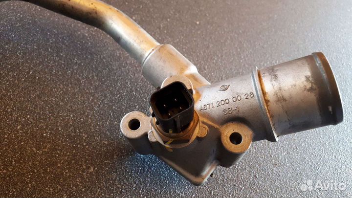 Фланец системы охлаждения двигателя с датчиком тем