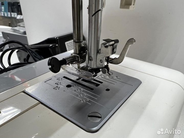 Японская Швейная машина Janome 2049S