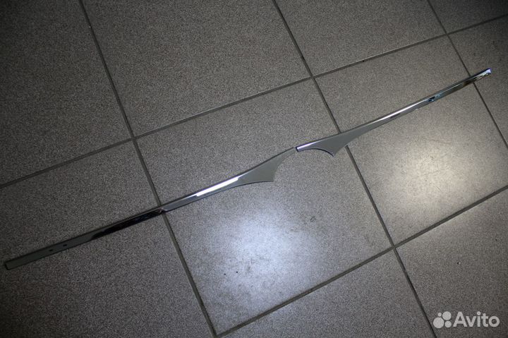 Накладка Prius 30 на заднюю дверь над эмблемой