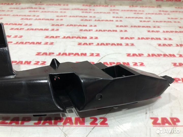 Крепление бампера переднее правое Toyota Land