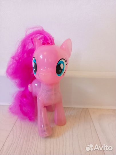 My little pony Пинки пай со светящейся ногой