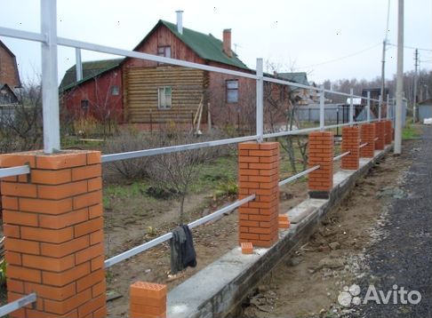 Заборы кирпичные с ленточными фундаментами