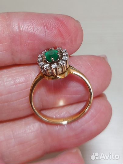 Золотое кольцо с изумрудом и бриллиантами