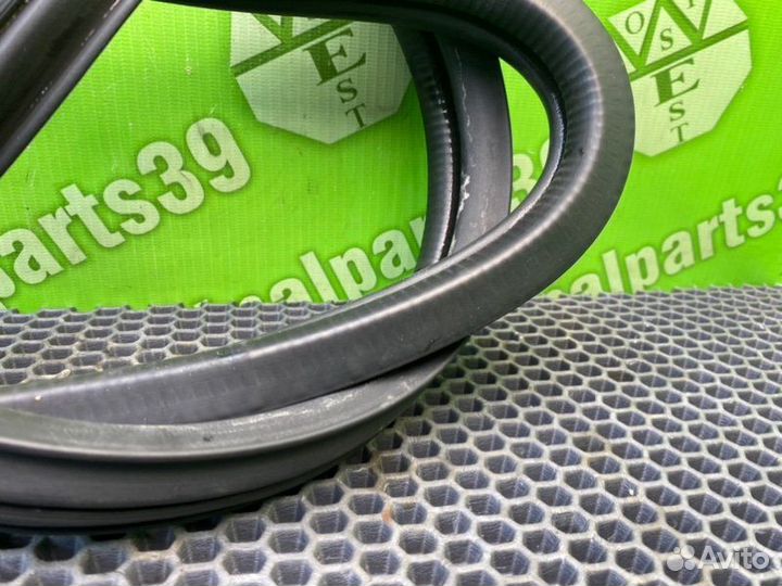 Уплотнитель стекла задний левый Mazda Mpv LW5W