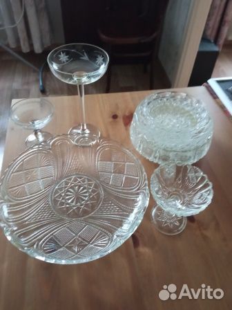 Много посуды для сервировки стола