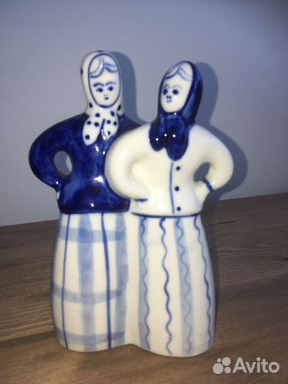 Статуэтка фарфоровая «Кумушки»