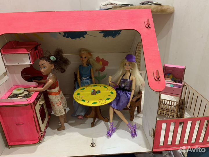 Домик кукольный с мебелью и куклами