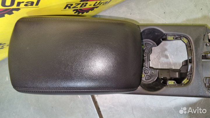 Консоль центральная с подлокотником Ford Focus 3