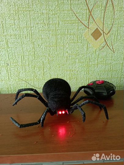 Игрушка- паук на радиоуправлении