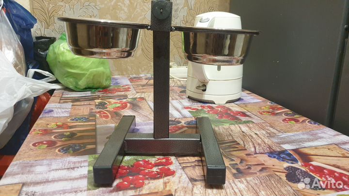 Подставка с тарелками для собак и кошек