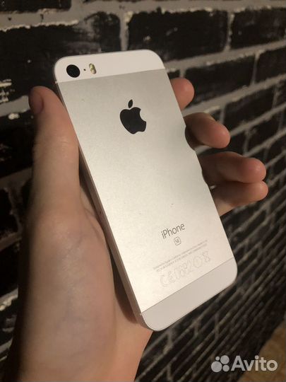 Телефон iPhone SE