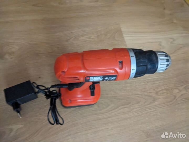 Шуруповерт Black decker 12v