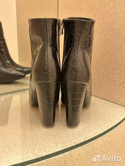 Остроносые ботильоны на массивном каблуке