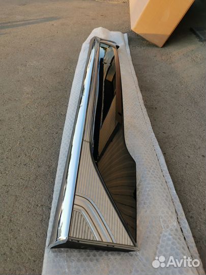 Накладка крышки багажника Outlander