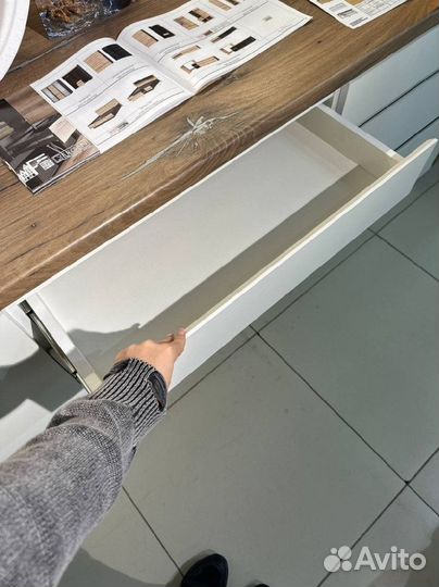 Кухня белая угловая со столешницей