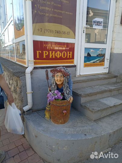 Большая статуя Баба яга