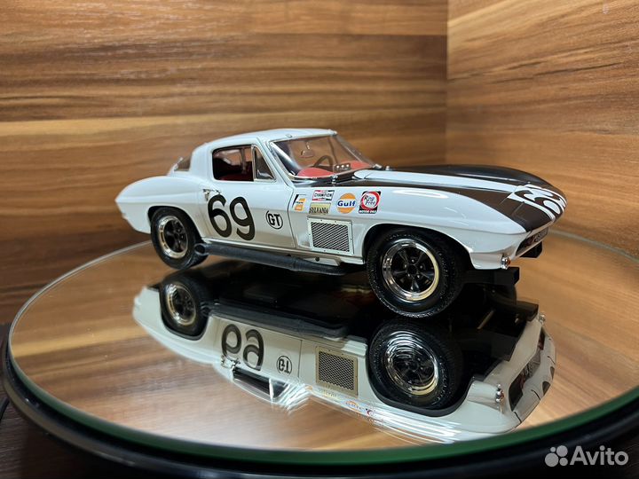 Модель автомобиля 1/18 exoto Corvette Grand Sport