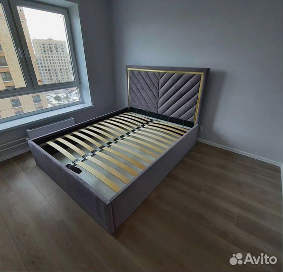 Белая кровать