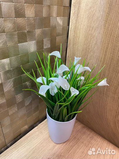 Искусственные цветы в горшках