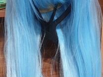 Длинный голубой парик