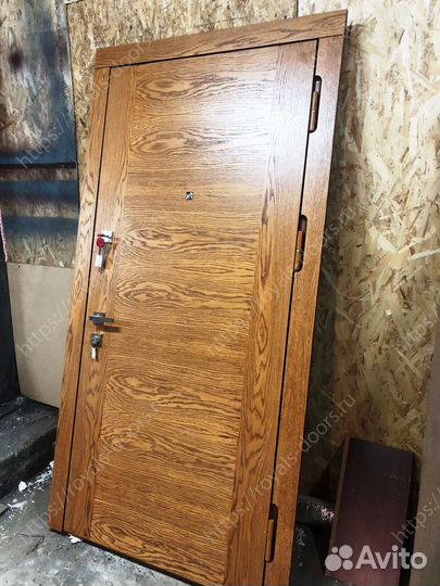 Входная железная дверь натуральный шпон