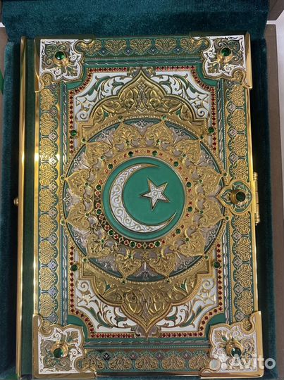Коран украшенный в золотом окладе
