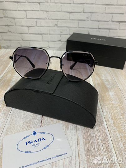 Солнцезащитные очки Prada