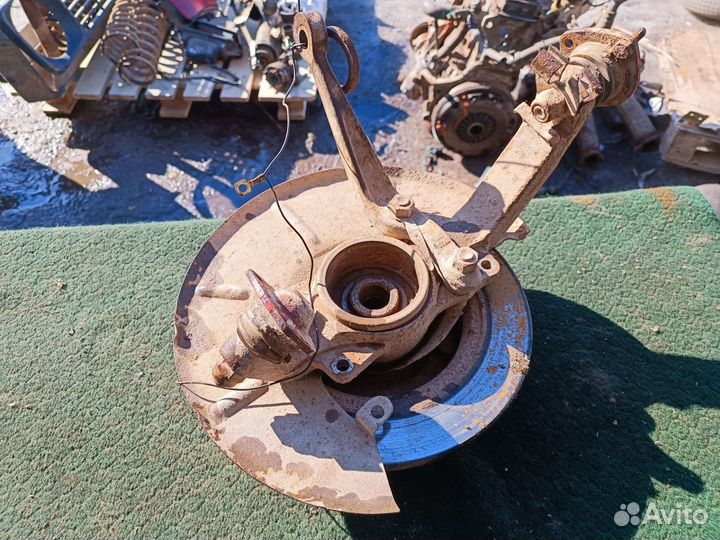 Поворотный кулак левый Нива 21213 22 шлица