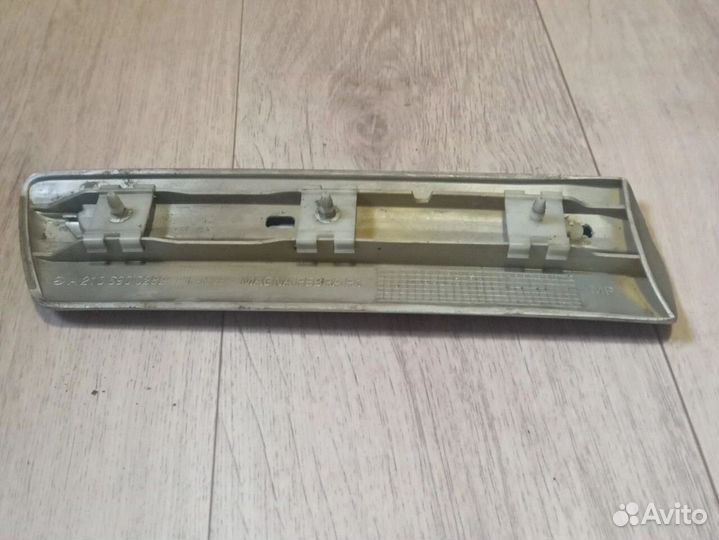 Молдинг крыла передний правый Мерседес Бенц 210