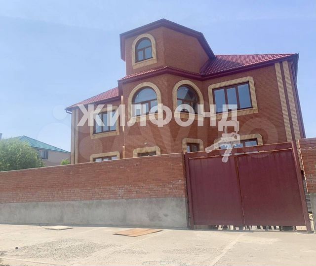 Коттедж 437,6 м² на участке 10 сот.