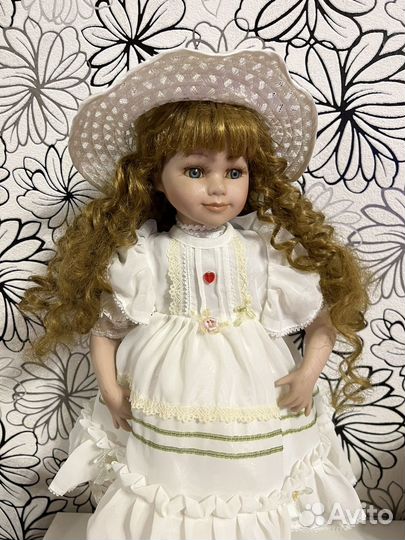 Кукла фарфоровая