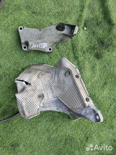 Кронштейн двигателя левый Audi A4 B7