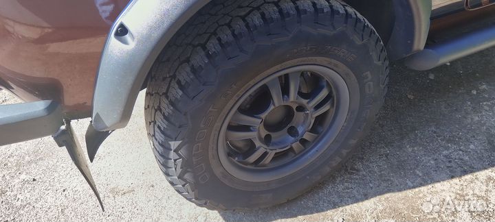 Комплект летних колес Nokian AT 235/75 r15 на Ниву