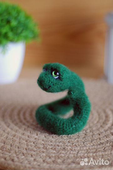 Вязаная игрушка Змея символ 2025 года