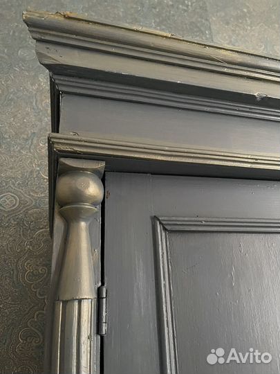 Старинный шкаф