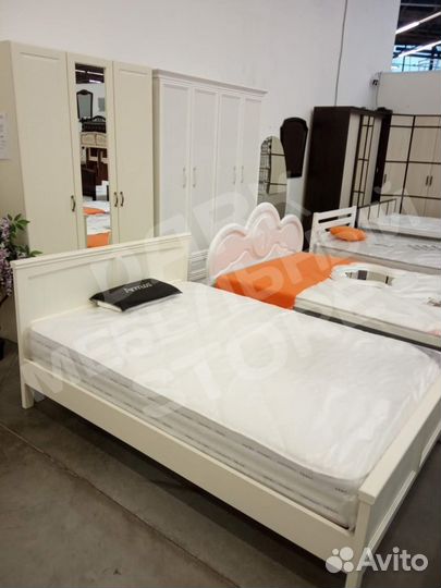 Кровать массив